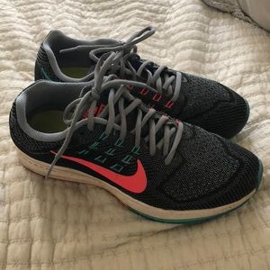 Nike zoom structure sneakers